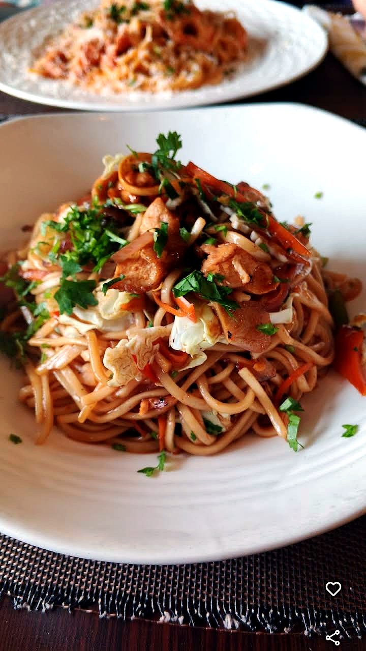 Nouilles sautées au poulet, spécialité La Raviole