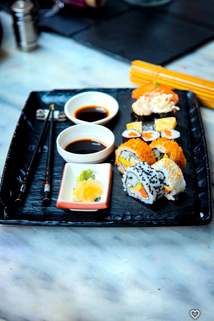 Plateau de sushis maison servi à La Raviole