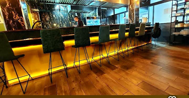 Comptoir bar en marbre vert et laiton de La Raviole